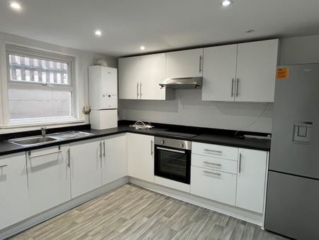 2 bedroom Flat To Let - Photo 5
