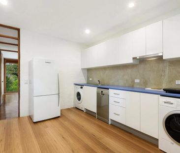 Peaceful Two-Bedroom Flat with Stunning Middle Harbour Views - Photo 3