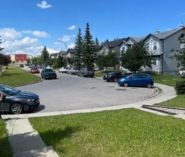 Beautiful 3-Bedroom Duplex with Park Views! | 31 - 31 Covepark Squa... - Photo 1