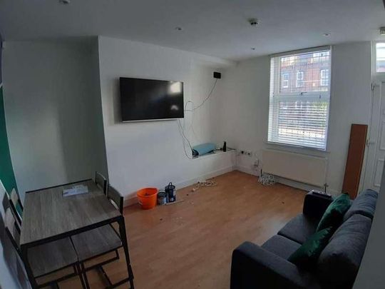 Martin Terrace, Leeds, LS4 - Photo 1
