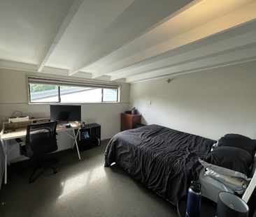 Modern 5-Bedroom Kelburn Living – Ideal for Families or Groups - Photo 5