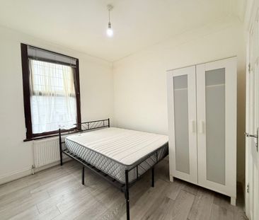 Ensuite room to let close to ilford station-£900 pcm - Photo 5