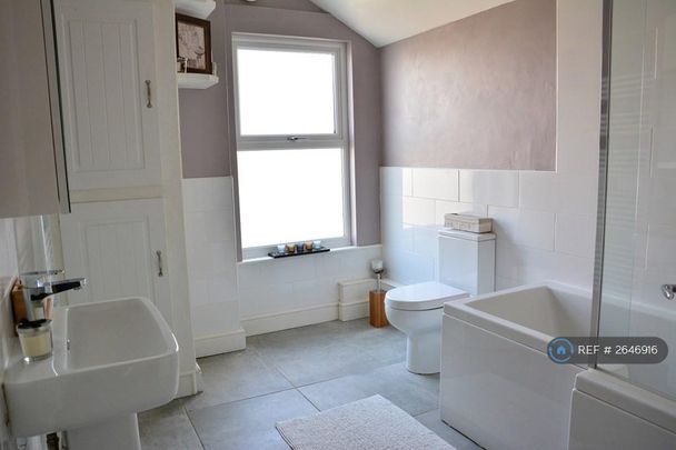 1 bedroom in a house share to rent - Photo 1