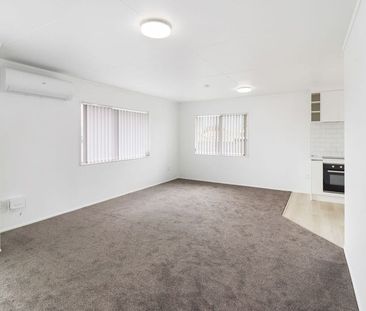 Renovated 3 bedroom home in Otara! - Photo 4