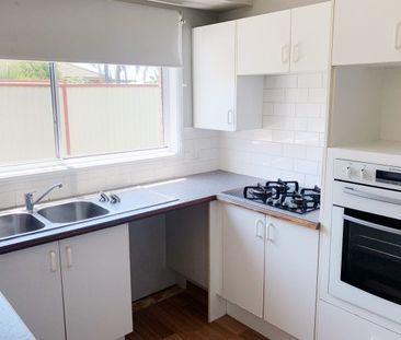 COMFORTABLE, WELL PRESENTED HOME! - Photo 3