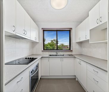 Coastal 3-Bedroom Convenience Near Brisbane Waterfront - Photo 2