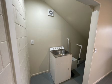 Sunny 3-Bedroom Townhouse in Sought-After Wadestown - Photo 4