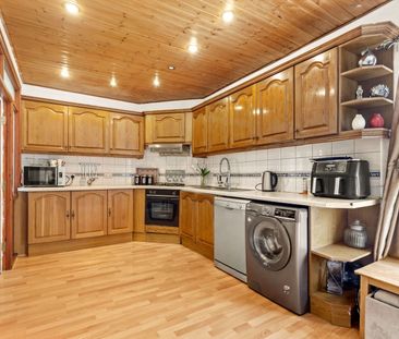 Street Lane, Leeds, West Yorkshire - Photo 2