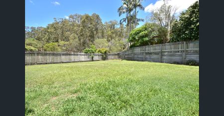 Spacious 4 Bedroom Family Home with Side Access!! - Photo 4