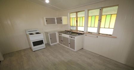 WEATHERBOARD UNIT - 1 BEDROOM - STUDY - SUNROOM - LOUNGE - NEW PAINT - 1 CAR. - Photo 5