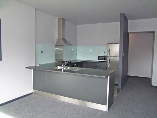 Stylish two-bedroom apartment - Some utilities & white goods included - Photo 1