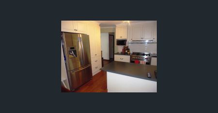 Comfortable Family Living with Space and Convenience - Photo 5