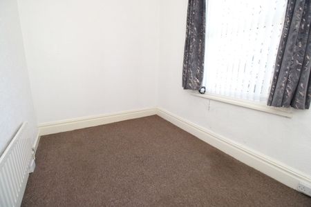 To Let 2 Bed Flat - Photo 3