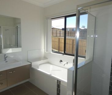 4 bedroom split level family home located in Coomera. - Photo 6