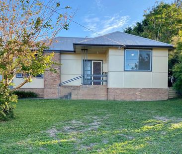 Sunny, Family Home in Prime Edgeworth Location - Photo 3