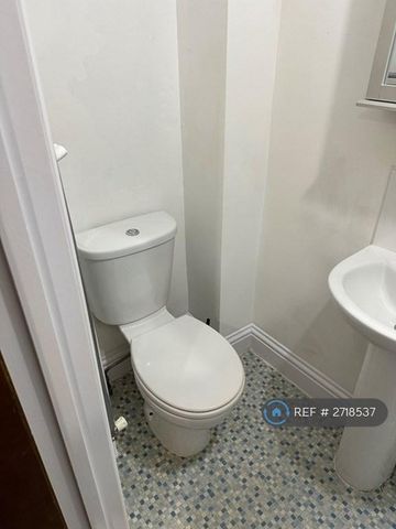 1 bedroom in a house share to rent - Photo 5