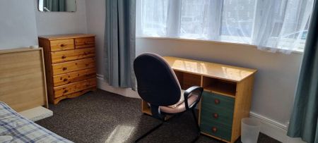 6 bedroom semi-detached house to rent - Photo 2