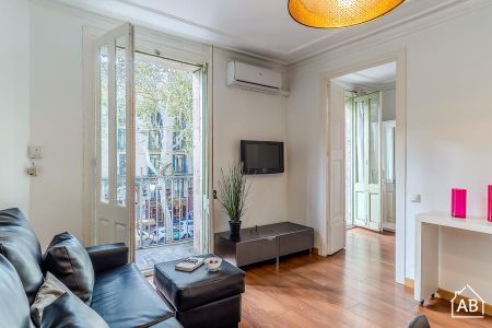 Beautiful apartment in Barcelona with views of Las Ramblas - Photo 3
