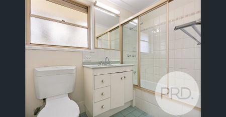 MODERN TRI-LEVEL TOWNHOUSE WITH TWO CAR LOCK-UP - Photo 3