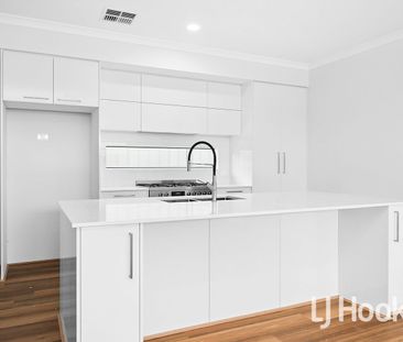 Large home with Theatre in Yanchep - Photo 6