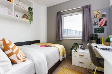 Large High Double Ensuite - Photo 4