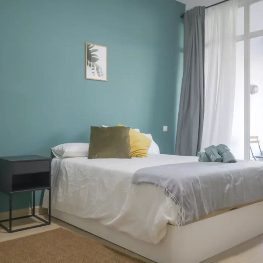 Room in a shared 11-bedroom apartment for rent in Argüelles. - Photo 1