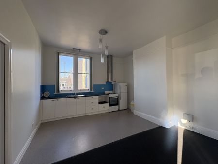 Live here in a perfect location! - Photo 4