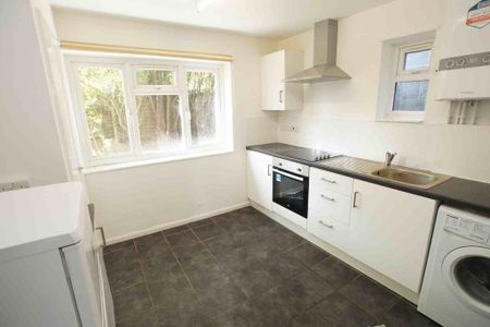 2 bedroom ground floor flat to rent - Photo 4