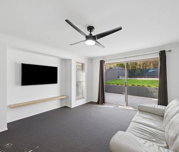 Spacious Family Entertainer with Poolside Luxury - Photo 1