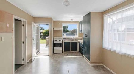 Spacious family home in Manurewa! - Photo 3
