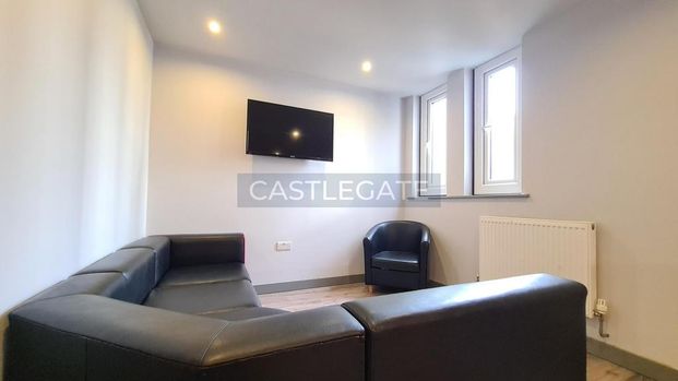 7 bedroom flat share to rent - Photo 1