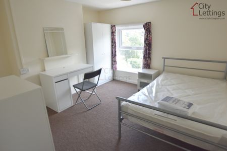 4 Bedroom Mid Terraced House - Photo 3