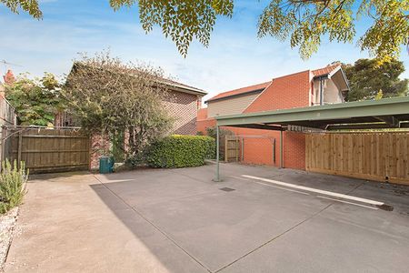 Ideal apartment in quiet block - Photo 2