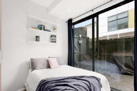 Townhouse with Large Balcony Plus Courtyard - Photo 2