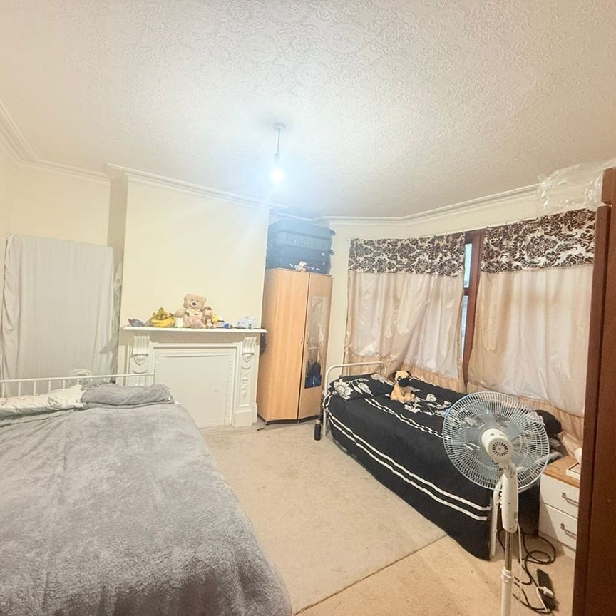 Room in a Shared House, Reigate Road, IG3 - Photo 2
