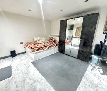 Studio, Greater London, UB2 - Photo 1