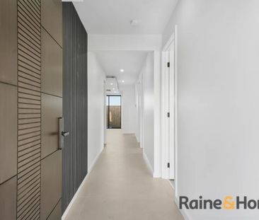 Modern family living in the heart of Mickleham! - Photo 1