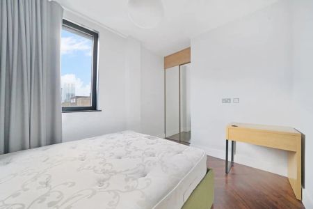 3 bedroom flat in London - Photo 5