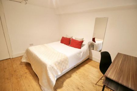 4 bedroom flat to rent - Photo 4