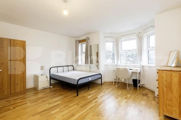 4 bedroom house located a short walk to Stoke Newington Station - Photo 1