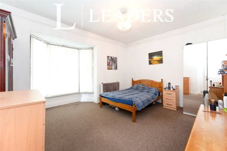 4 bedroom house to rent Frensham Road, PO4 - Photo 2