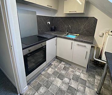 £1,100 PCM, Refurbished Two Bedroom Second Floor Flat in Penarth Ro... - Photo 1
