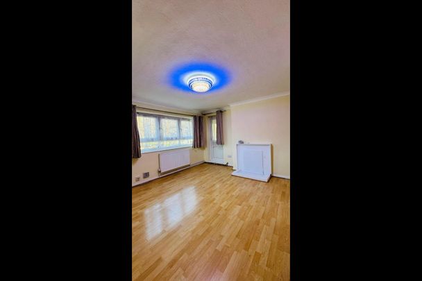 3 Bed Flat, Lonsdale Close, E6 - Photo 1