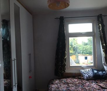 4 Bed End Terrace, Cambridge Road, TW4 - Photo 2