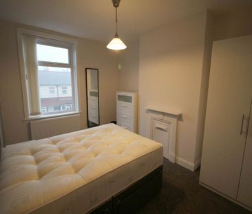 Rosemont Walk (room 2), Bramley, Leeds - Photo 2