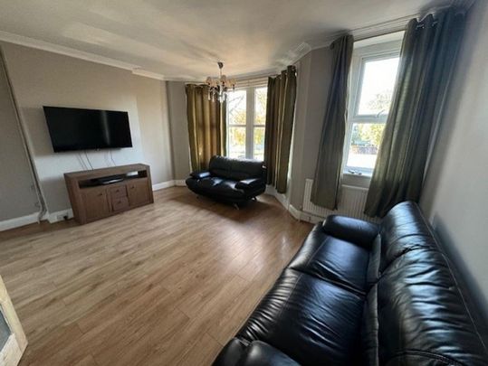 3 bedroom flat to rent - Photo 1