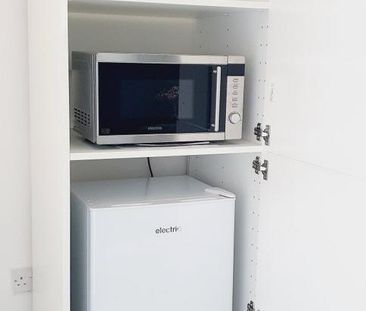 1 bedroom in a house share to rent - Photo 2