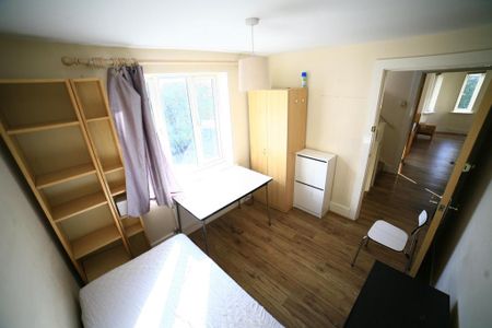 5 bedroom end of terrace house to rent - Photo 2