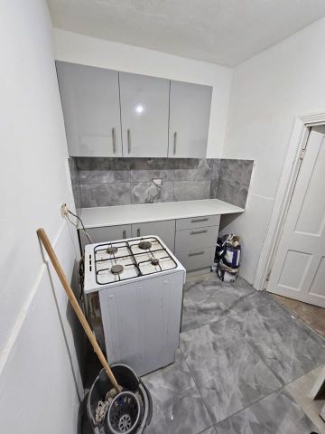 Studio Flat, Romford Road, E12 - Photo 2