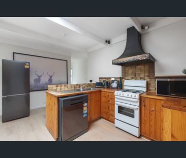 1/5 Saniky Street, Notting Hill, Vic 3168 - Photo 2